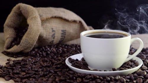 Frischer dampfender Kaffee in einer Tasse