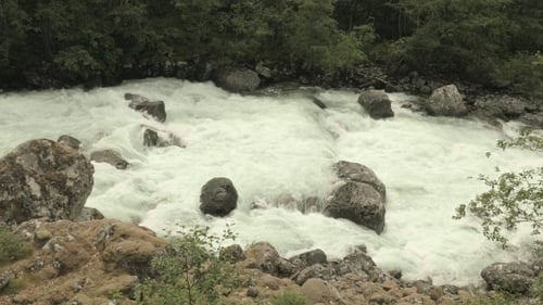 Río en las montañas noruegas