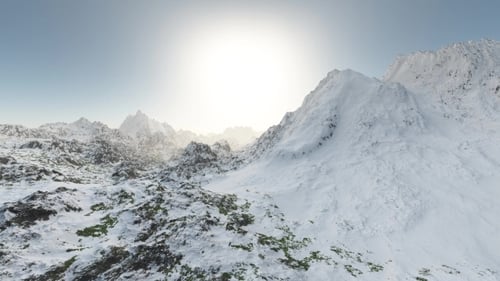 Berge im Schnee und Wolken am blauen Himmel