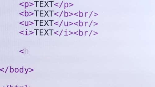 El desarrollador frontend ingresa el código HTML
