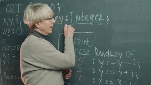 Porträt eines Online-Schullehrers, der an Tafel schreibt und Fernunterricht spricht