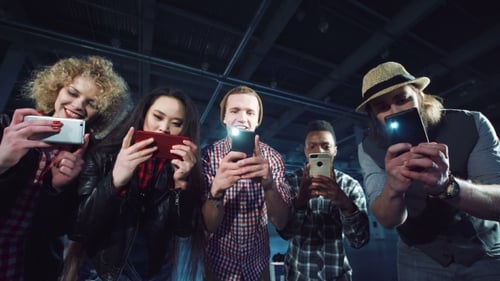 Jóvenes tomando fotos de ráfaga