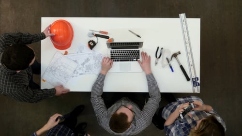 Team junger Architekten bereitet sich auf den Start eines neuen Projekts vor