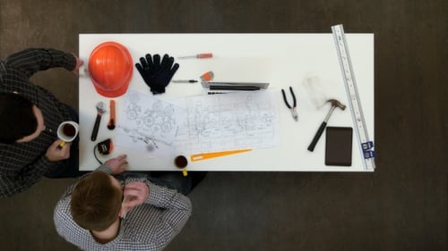Deux architectes ayant un appel téléphonique pendant la pause-café