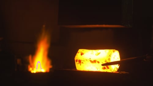 Blacksmith kreiert einen Hammer