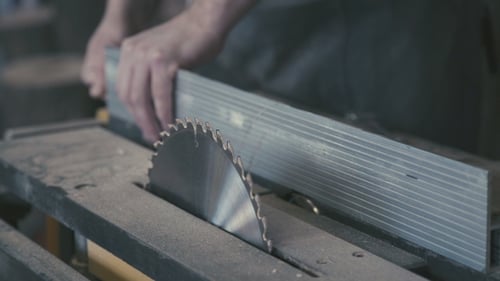 Werkzeuge in der Schreinerei: Kreissäge, Sägeblatt.