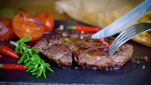 Großes leckeres Steak auf Steinplatte