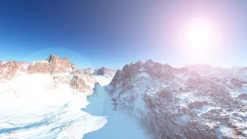 Loop Mountains im Schnee und Wolken bei blauem Himmel