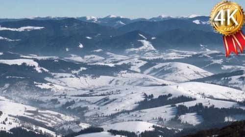 Gebirgskamm und schneebedeckte Berge,