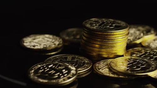 Rotierende Aufnahme von Bitcoins (digitale Kryptowährung) - BITCOIN 0627