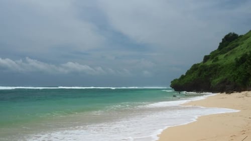 Blick auf einen wilden Strand Sand, Steine, Felsen, Bäume,
