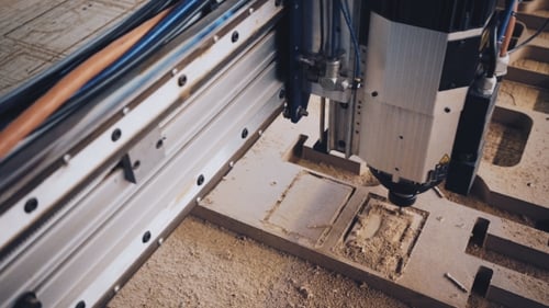 Industrielle Holzschneidemaschine bei der Arbeit