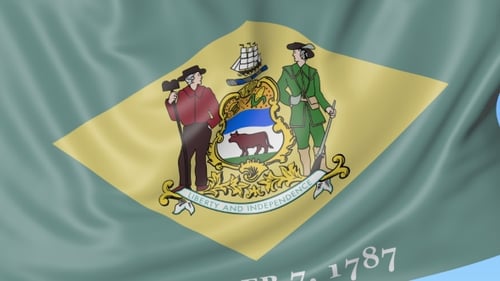 Wehende Flagge des Bundesstaates Delaware vor blauem Himmel