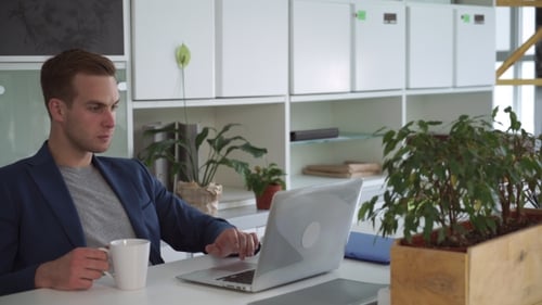 homme affaires, à, lieu de travail