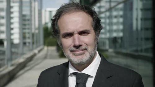 Homme d'affaires positif portant un costume et une cravate de bureau