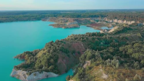 Ein künstlicher See im Kreidebruch. Blick von der Drohne. Türkisfarbener Wasserhintergrund