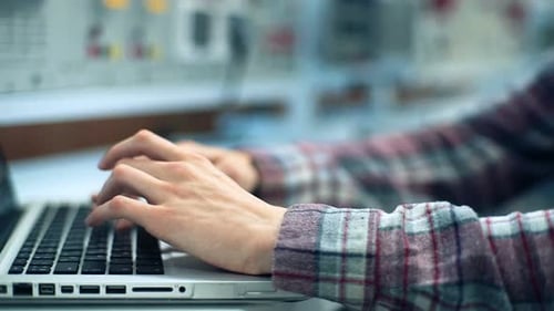 Mains d'homme imprimant du texte sur un clavier d'ordinateur