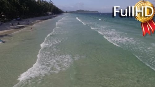 Luftaufnahme des Meeres, der Wellen und des Strandes mit Palme