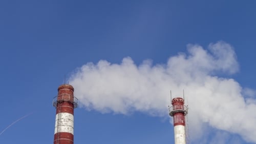 Pfeife mit Rauch gegen den Himmel. Luftverschmutzung durch Industrieunternehmen.