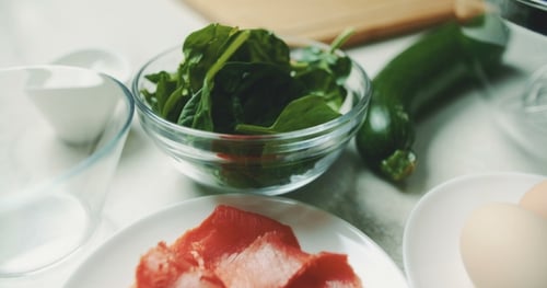 Chupito de salmón con calabacín y espinacas en mostrador