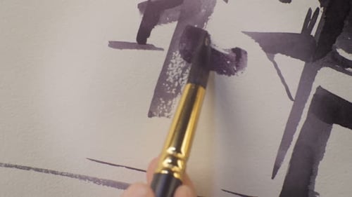 Macro Artist zeichnet einige Skizzendetails mit Pinsel