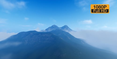 Hohe blaue Berge und Zeitrafferwolken