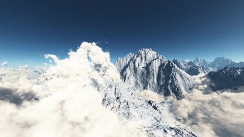 Loop Mountains im Schnee und Wolken bei blauem Himmel