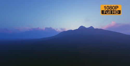 Nebelige, saubere Berge und Zeitrafferwolken