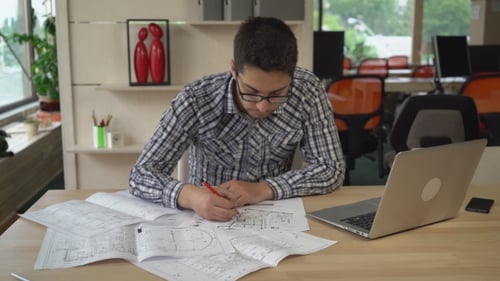Mann mit gemischter Rasse hält Stift und Linie
