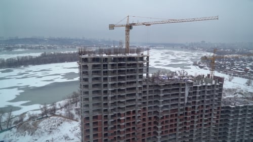 Vista de la ciudad con bloque habitable construido.