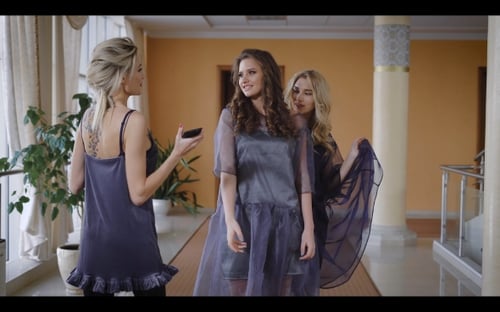 Amigos do sexo feminino chiques felizes estão comemorando a festa juntos