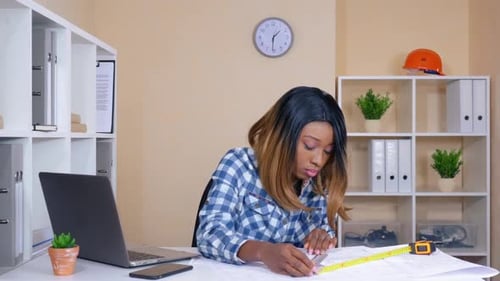 Schöner Ingenieur arbeitet mit Outline
