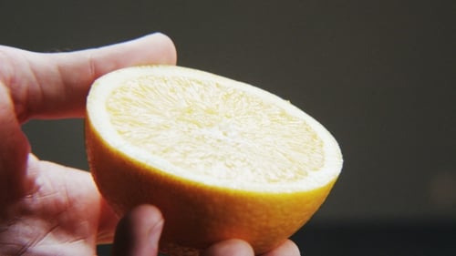 Mitad naranja sobre fondo negro