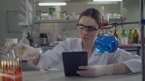 Un técnico de laboratorio realiza pruebas médicas solo en la oficina.