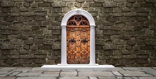 Puertas de madera y paredes de piedra