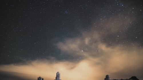 Echter Sternenhimmel über dem Observatorium
