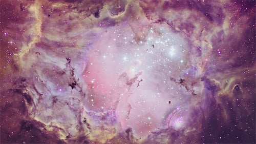 Heller kosmischer Nebel im riesigen Weltraum