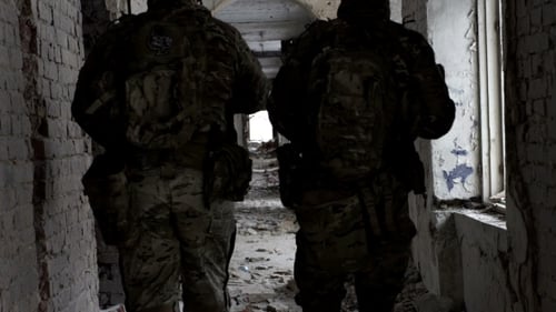 Militärs mit Waffen verteidigen das Gebäude