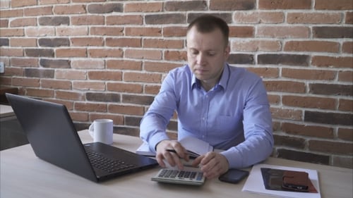Geschäftsmann arbeitet