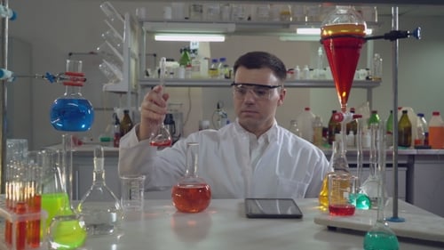 Erwachsener Arzt, der im mikrobiologischen oder chemischen oder medizinischen Labor arbeitet.