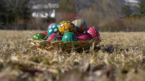 Von Kindern gemalte Ostereier im Freien