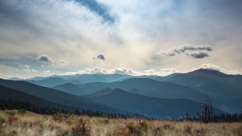 Tours dans le temps. Nuages roulants sur les montagnes en Karpatian