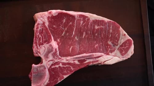 Filet de bœuf marbré cru en tbone rotatif, vieilli, viande juteuse délicieuse et rare