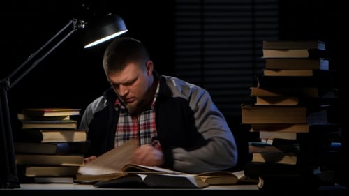 Typ, der nach den richtigen Informationen im Buch sucht und sie nicht finden konnte. Schwarzer Hintergrund