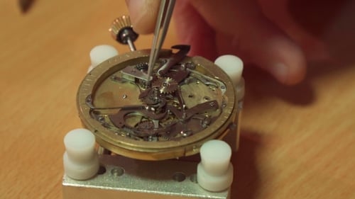 Watchmaker Puts Cogwheel Into the Repeater Mechanism