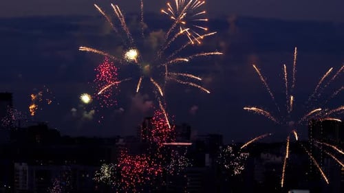 Wunderschönes Feuerwerk am Abendhimmel