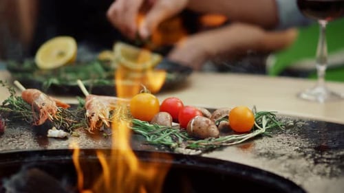 Cocina de verduras y mariscos para una fiesta de barbacoa