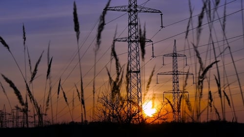 Puesta de sol y líneas eléctricas