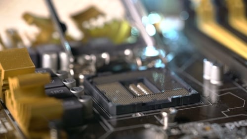 Técnico conecte o microprocessador da CPU ao soquete da placa-mãe