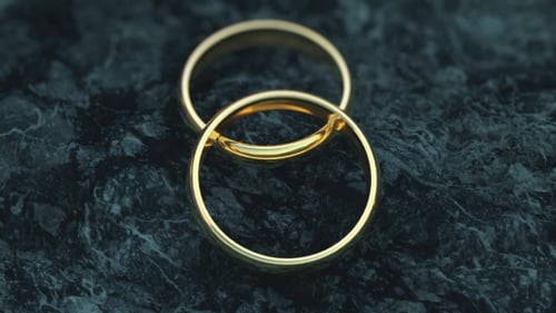 Ringe für den Hochzeitstag auf dem Boden
